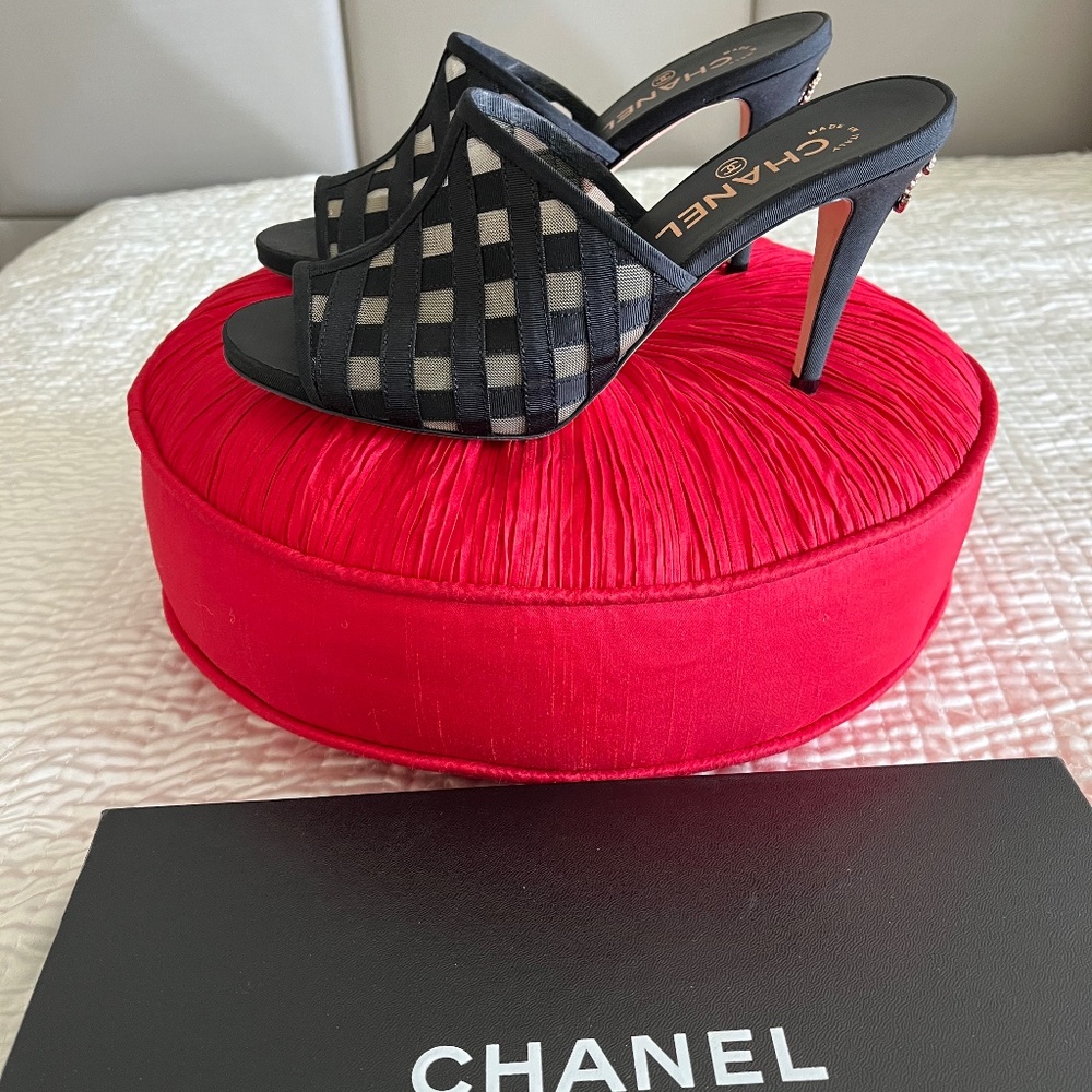 Authentic Chanel heels - Picture 3 of 15